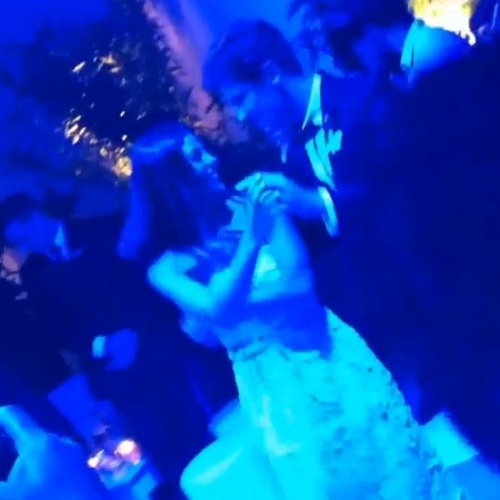 14.fev.2014- Carol Castro e Raphael Sander dançam após cerimônia de casamento