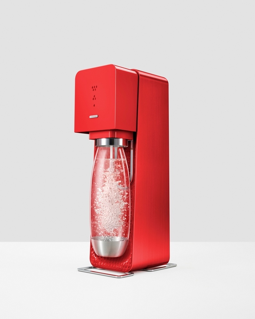 A máquina Source Sodastream prepara bebidas gaseificadas de diferentes sabores. Com mecanismo automático para a liberação de gás em três níveis, o equipamento dispensa o uso de eletricidade, pilhas ou baterias.  Está à venda na Spicy (www.spicy.com.br) por R$ 589 - Divulgação