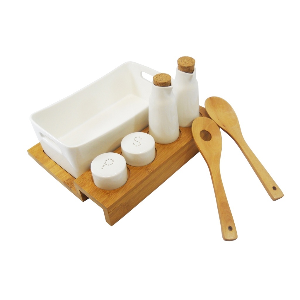 Fabricado em bambu e porcelana, esse jogo de salada conta com oito peças, incluindo galheteiro, talheres e tigela. O produto é comercializado por R$ 106 na Oren (www.oren.com.br) - Divulgação