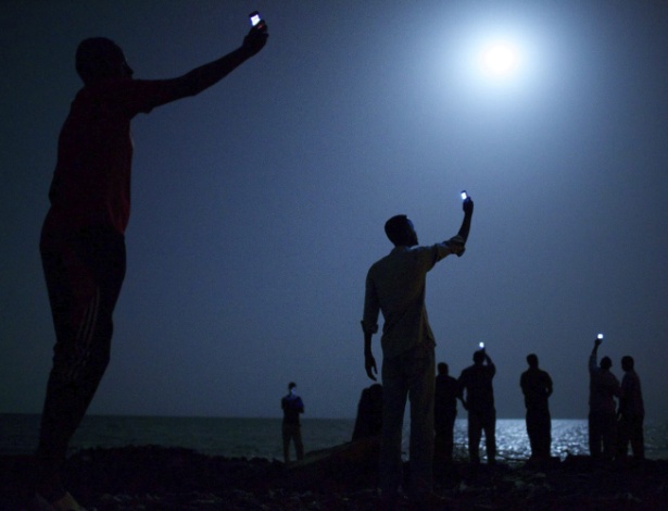 Foto de migrantes africanos na costa do Djibuti à noite do fotógrafo norte-americano John Stanmeyer, da agência VII - JOHN STANMEYER / VII AGENCY/ NAT