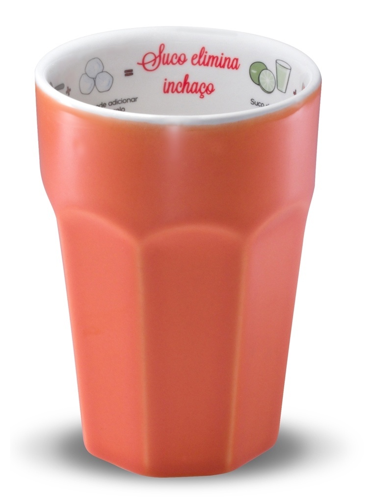 Os copos de porcelana Oxford Daily têm dupla função. Além de servir bebidas, contam com receitas de sucos funcionais impressas em seu interior. Com 300 ml de capacidade, são oferecidos em diferentes cores e têm preço sugerido de R$ 12,50 (www.oxfordporcelanas.com.br) - Divulgação