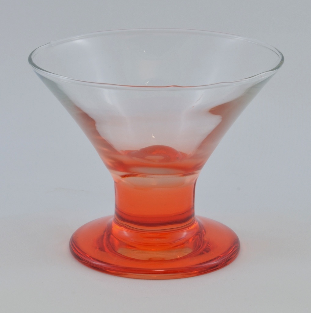 Taças de vidro são boas opções para servir sobremesas geladas. O conjunto Selection é composto por 12 peças em vidro com base colorida. Está à venda na Cisper (www.cisper.com.br) por R$ 60 (conjunto) - Divulgação