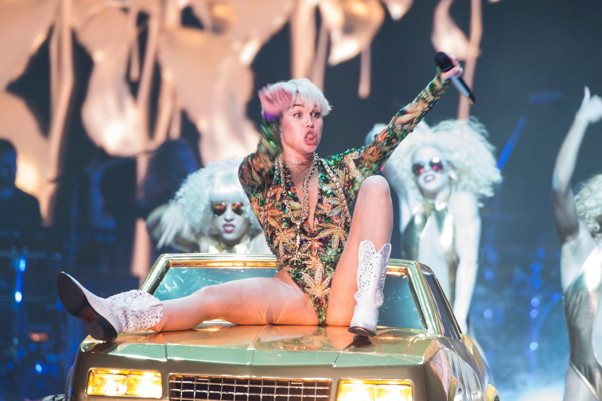 15.fev.2014 - Com coreografias sensuais, a cantora Miley Cyrus estreou a turnê "Bangerz", em Vancouver, no Canadá - Getty Images