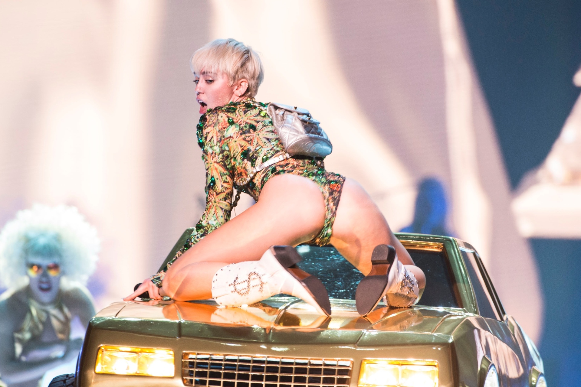 15.fev.2014 - Com coreografias sensuais, a cantora Miley Cyrus estreou a turnê "Bangerz", em Vancouver, no Canadá - Getty Images
