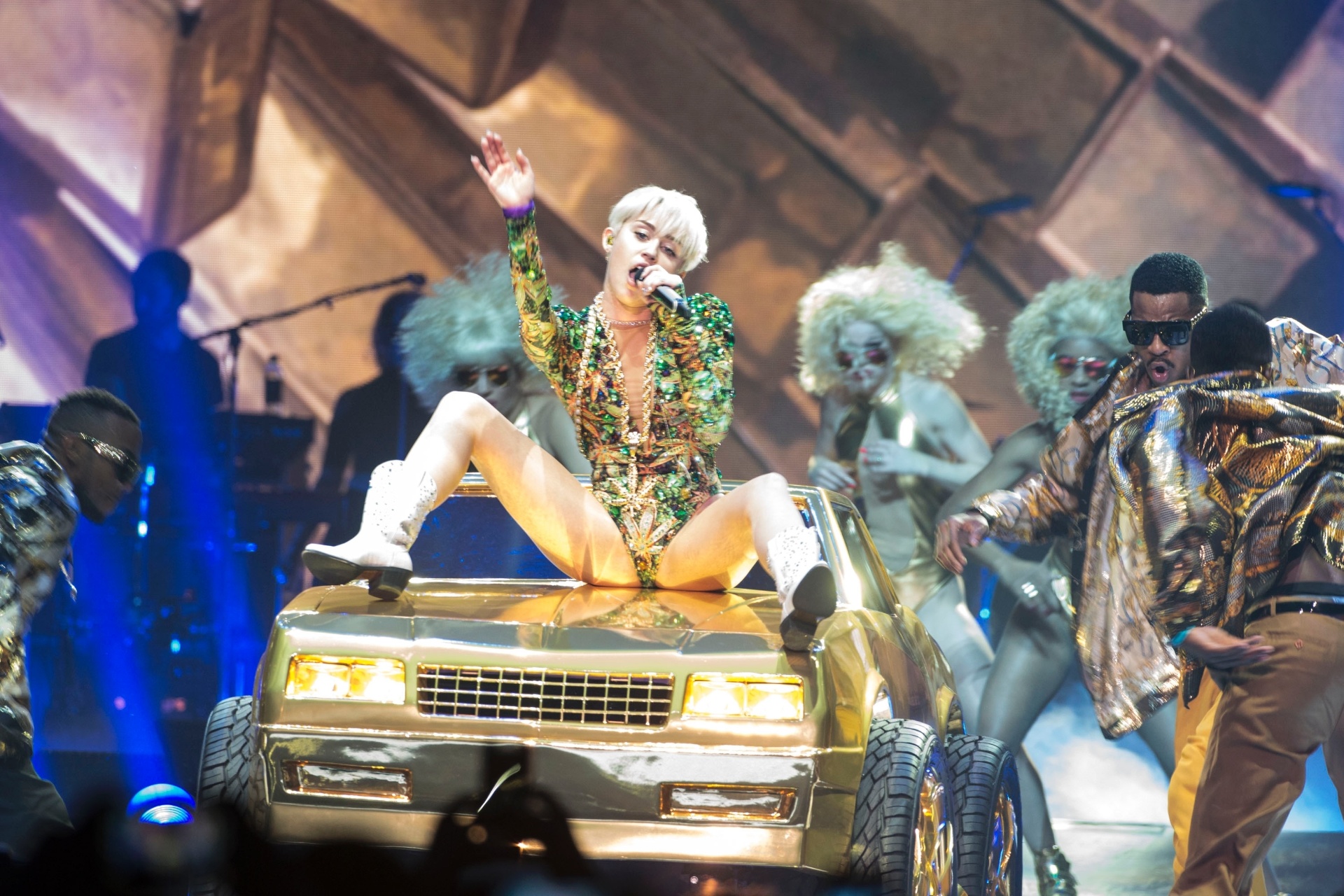 15.fev.2014 - Com figurino com desenhos de folhas de maconha, a cantora Miley Cyrus estreou a turnê "Bangerz", em Vancouver, no Canadá - Getty Images