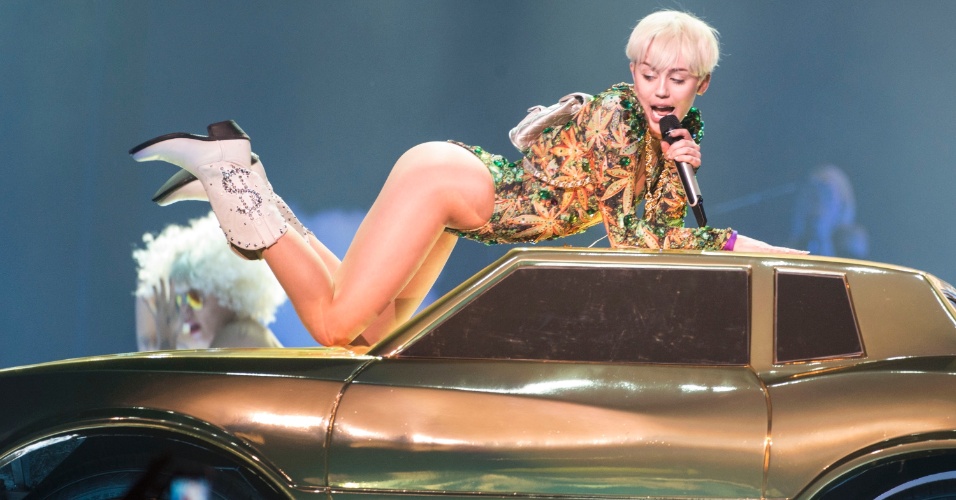15.fev.2014 - Em cima de um carro, a cantora Miley Cyrus abusou da sensualidade durante estreia da turnê "Bangerz", em Vancouver, no Canadá