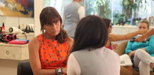 15.fev.2014 - "Em Família": Clara (Giovanna Antonelli) descobre que Marina (Tainá Müller) é homossexual
