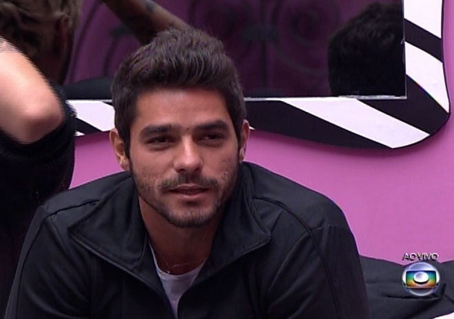 16.fev.2014 - Durante programa, Diego revela que está no paredão por ter atendido o Big Fone; Fran chora com a notícia