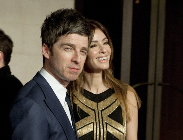 16.fev.2014 - O ex-Oasis Noel Gallagher e sua mulher Sarah McDonald no tapete vermelho da premiação britânica - EFE