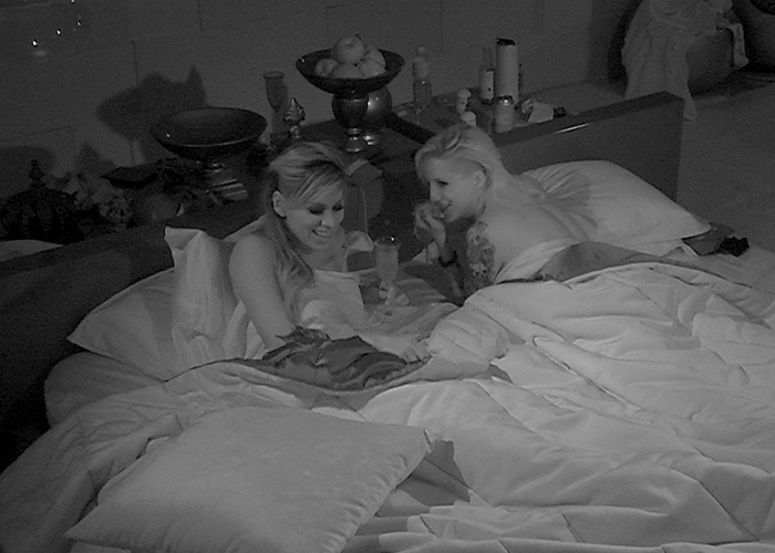 16.fev.2014 - Vanessa e Clara usufruem de momentos a sós no quarto do líder