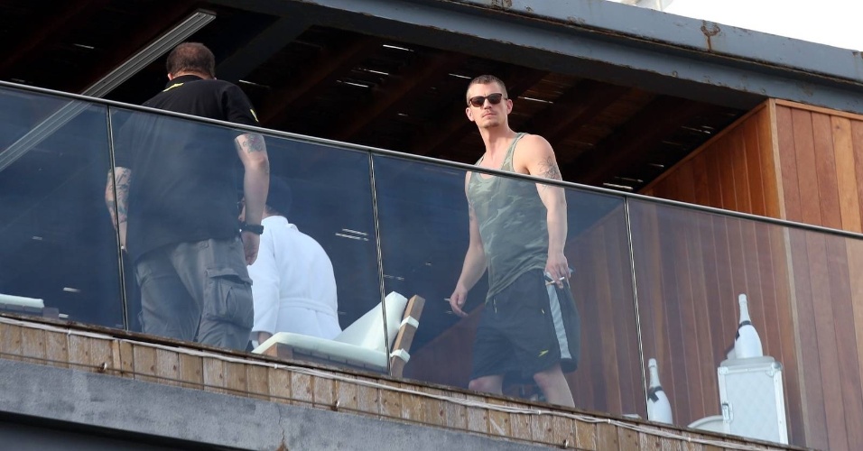 17.fev.2013 - Joel Kinnaman foi fotografado na sacada do hotel onde está hospedado na zona sul do Rio. O ator está na cidade divulgando o filme "RobCop", de José Padilha