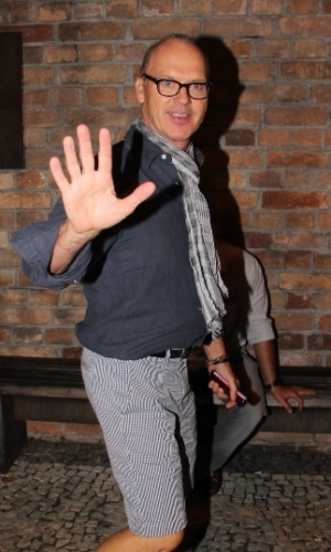 17.fev.2014 - Michael Keaton foi fotografado ao deixar um restaurante na zona sul do Rio. O ator está na cidade divulgando o filme "RobCop", de José Padilha