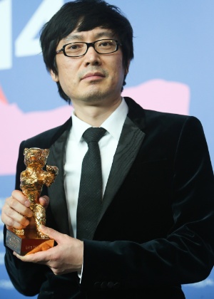 17.fev.2014 - O diretor chinês Diao Yi"nan recebeu o Urso de Ouro obtido no Festival de Berlim pelo filme chinês "Black coal, Thin Ice"  - AFP