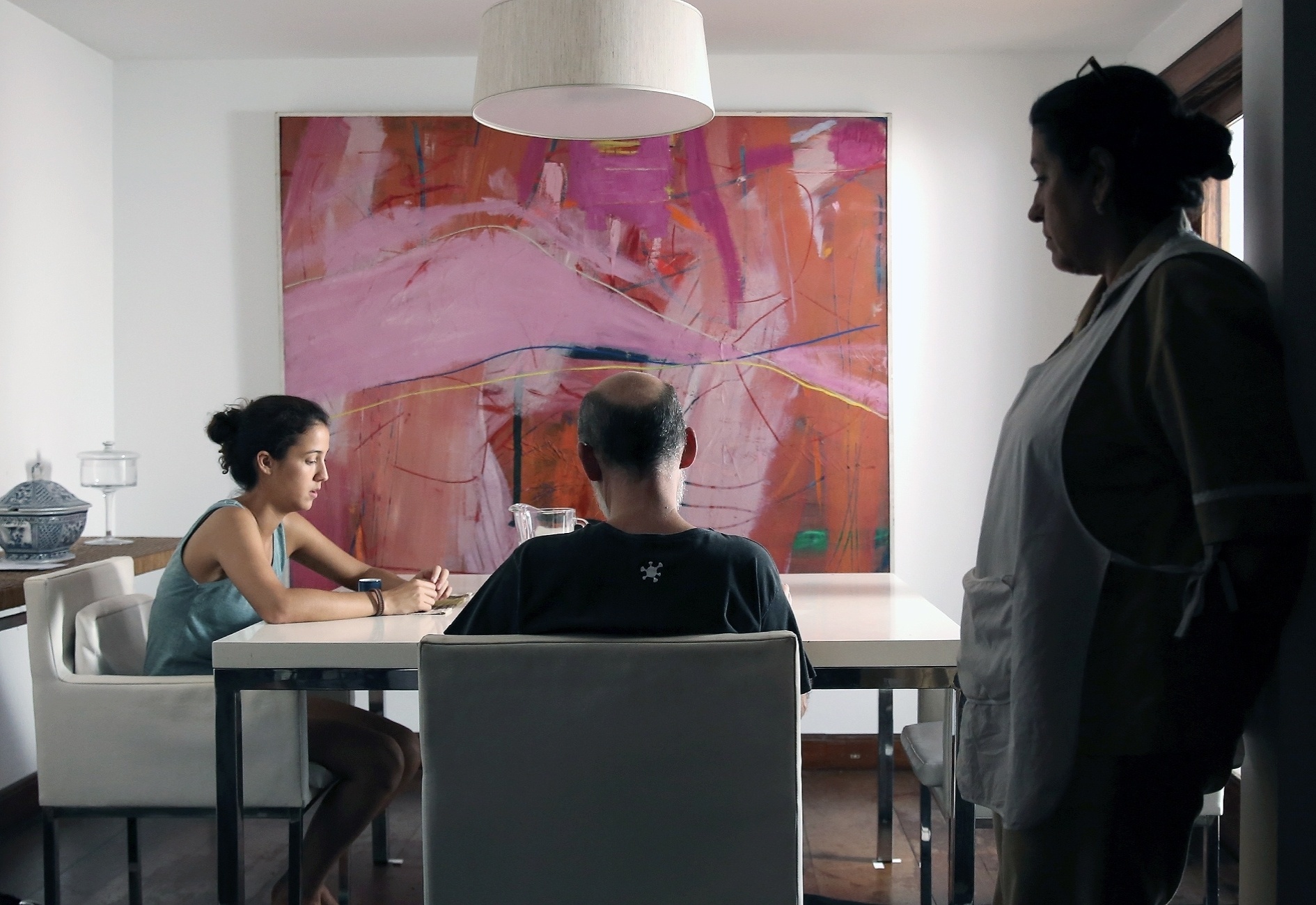 A atriz Camila Márdila, o ator Lourenço Mutarelli e a atriz Regina Casé durante as filmagens - Aline Arruda/Divulgação