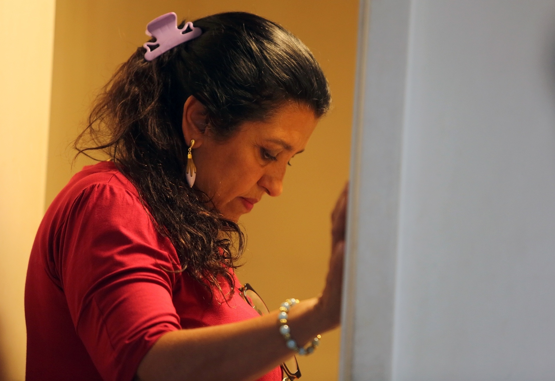 A atriz Regina Casé no set do filme, uma mansão no bairro do Morumbi, na zona sul de São Paulo, que foi transformada em estúdio - Aline Arruda/Divulgação