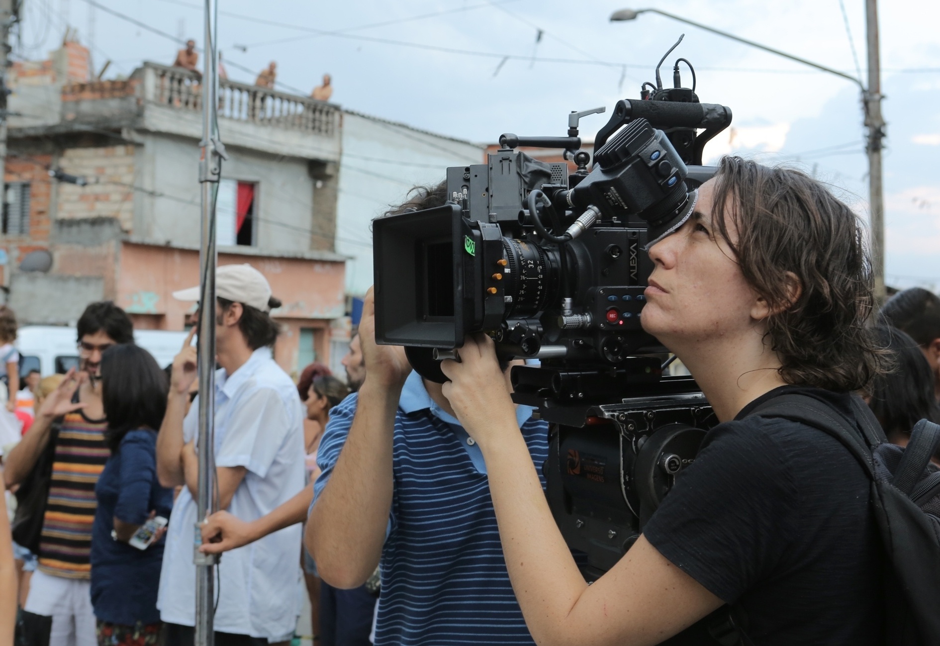 A diretora de fotografia Barbara Alvarez durante filmagens do longa na cidade de Embu das Artes, na Grande São Paulo - Aline Arruda/Divulgação