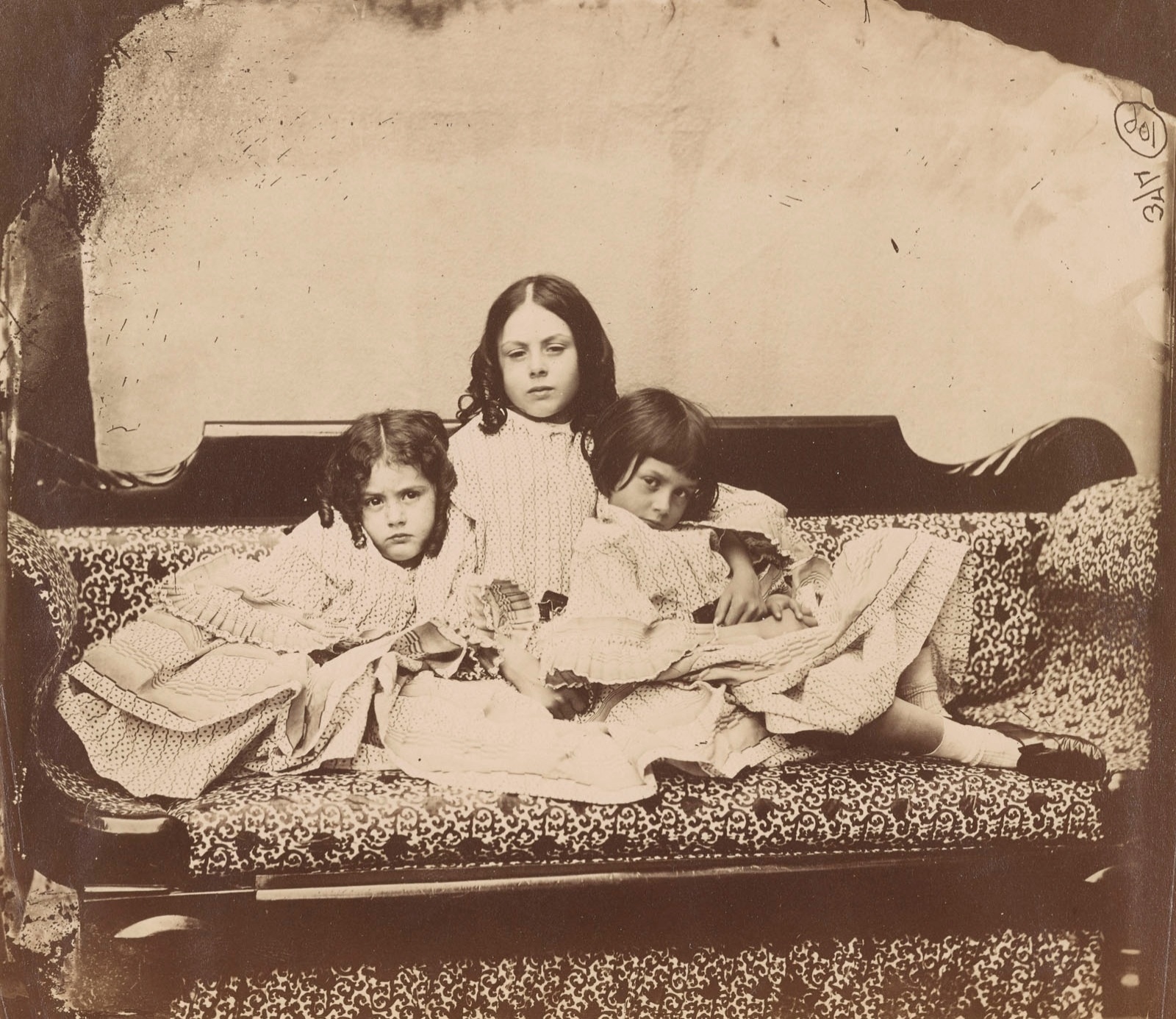 A exposição "A Collective Invention: Photographs at Play", em cartaz na Morgan Library & Museum, em Nova York, tem como foco as diferentes funções desempenhadas pela fotografia ao longo dos anos, tanto como ferramenta para documentar os acontecimentos quanto como obra de arte - The Morgan Library & Museum