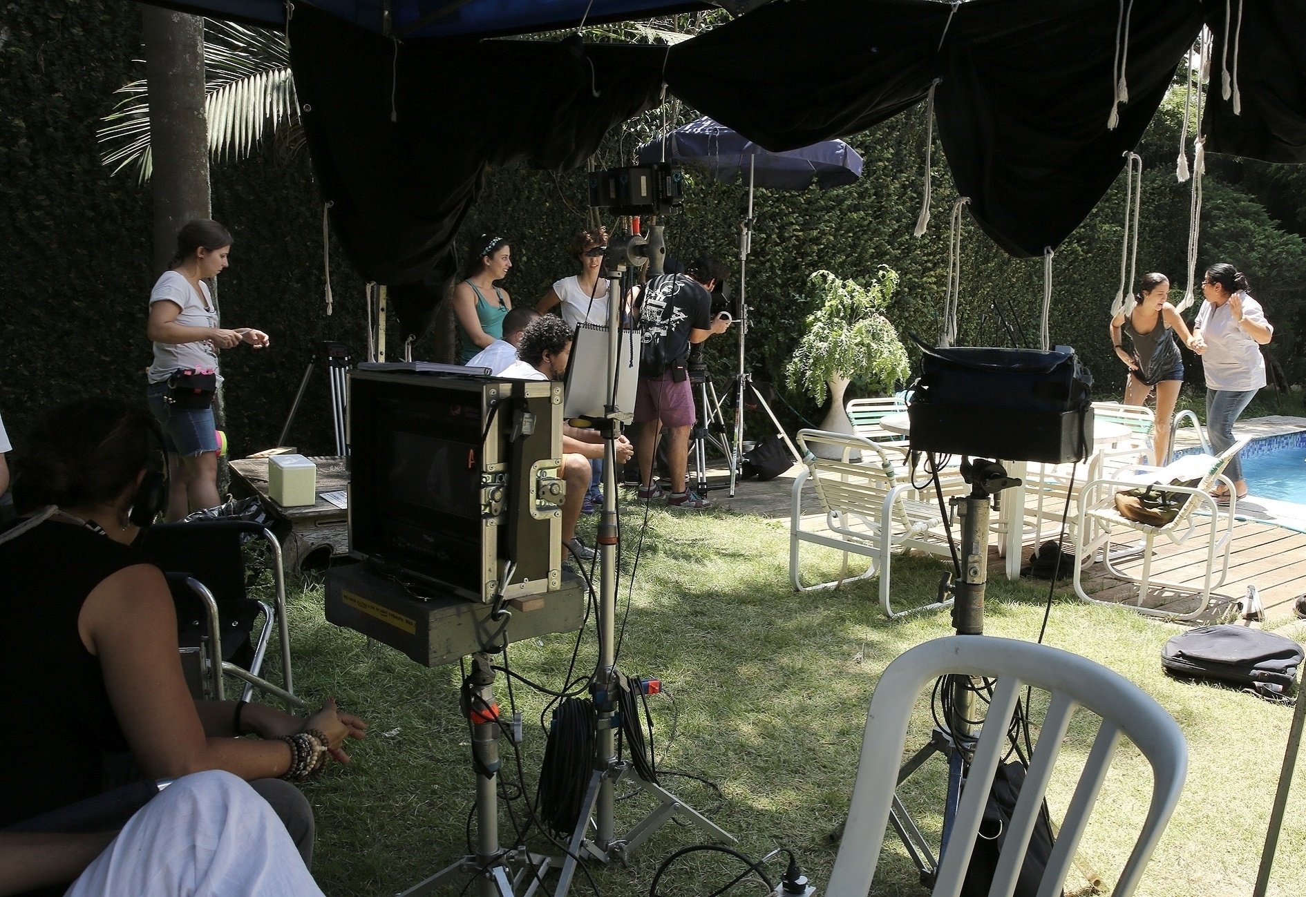Equipe de "Que Horas Ela Volta?" durante filmagens de cena na piscina de uma mansão no Morumbi, na zona sul de São Paulo - Aline Arruda/Divulgação