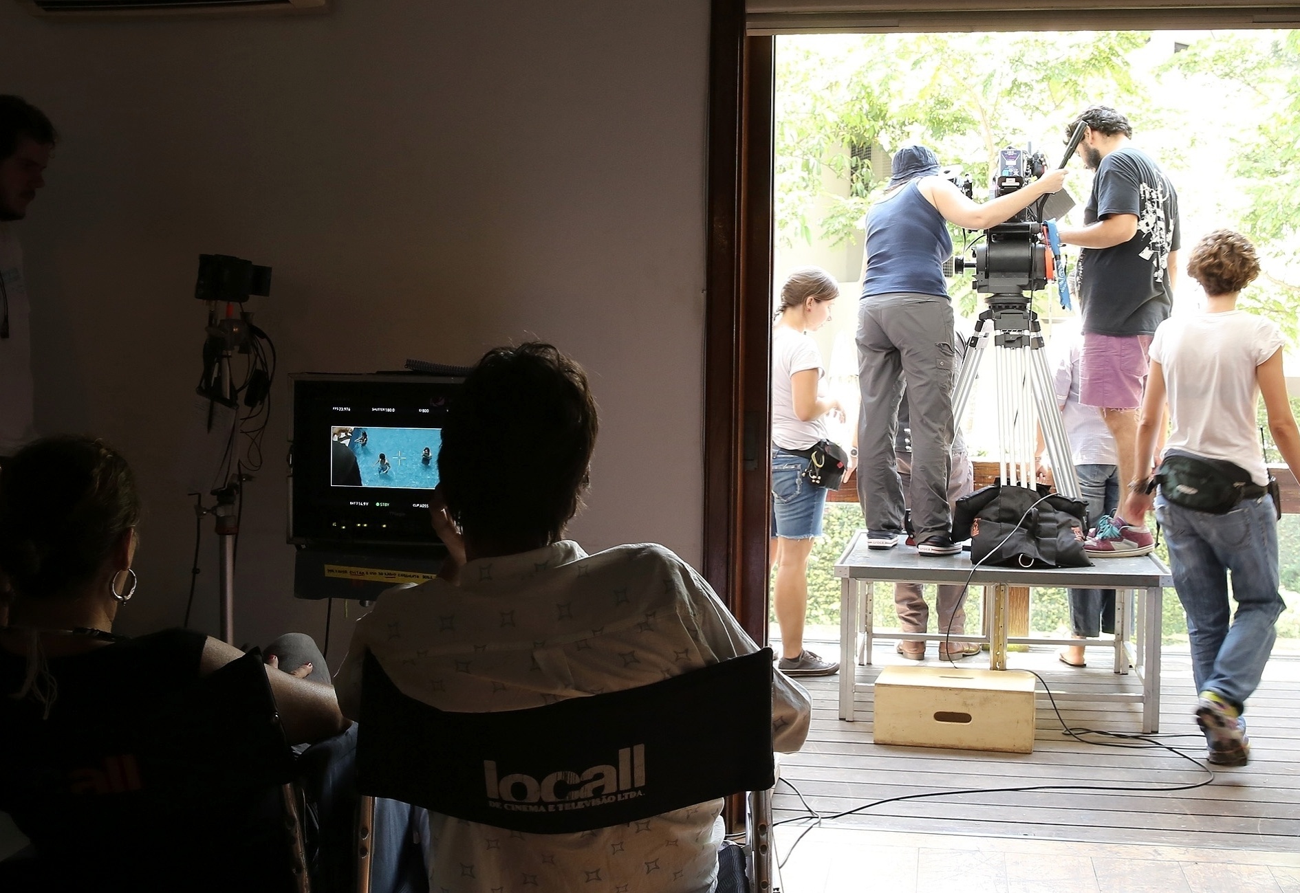 Equipe observa filmagem em piscina de mansão no Morumbi que foi transformada no set do filme - Aline Arruda/Divulgação