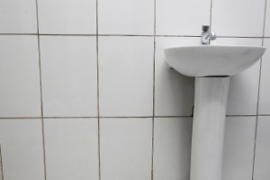 Aprenda a eliminar a sujeira acumulada dos rejuntes do banheiro - Reinaldo Canato/UOL