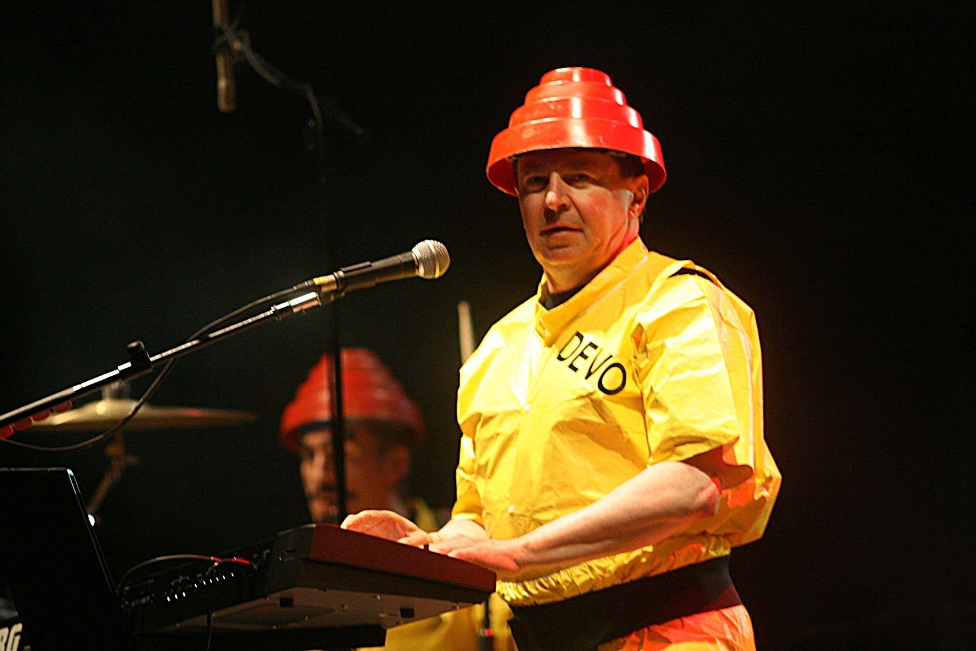 10.nov.2011 - Bob Casale durante apresentação do Devo no palco principal do festival Planeta Terra - Sidinei Lopes/Folha Imagem