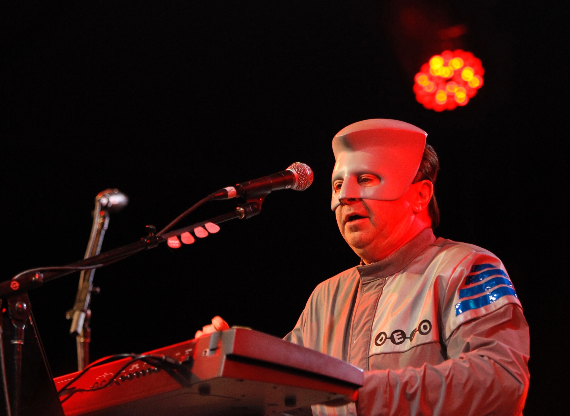 17.abr.2010 - Bob Casale, do Devo, faz show no festival Coachella, na cidade de Indio, na Califórnia - Mario Anzuoni/Reuters