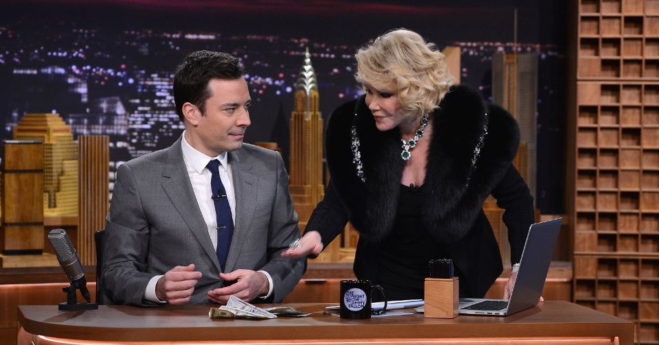 17.fev.2014 - Joan Rivers participa do "The Tonight Show" apresentado por Jimmy Fallon no Rockefeller Center, em Nova York
