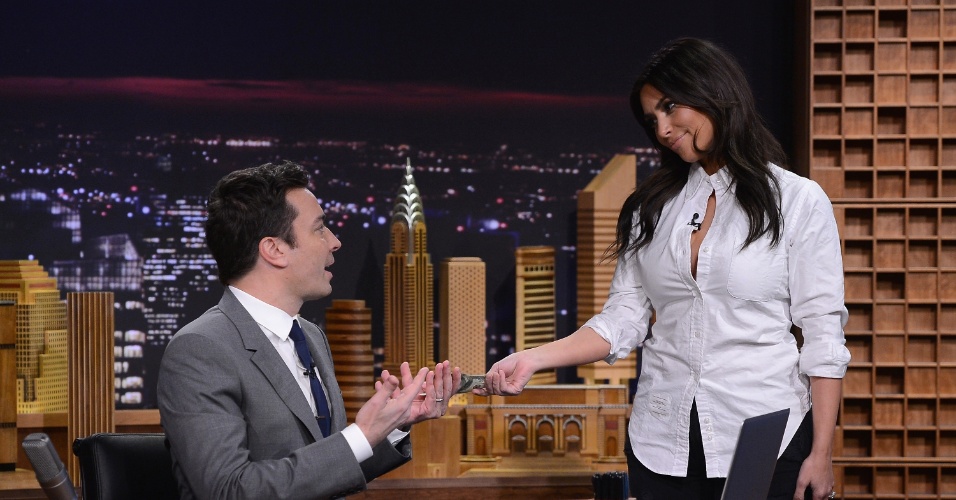17.fev.2014 - Kim Kardashian participa do "The Tonight Show" apresentado por Jimmy Fallon no Rockefeller Center, em Nova York