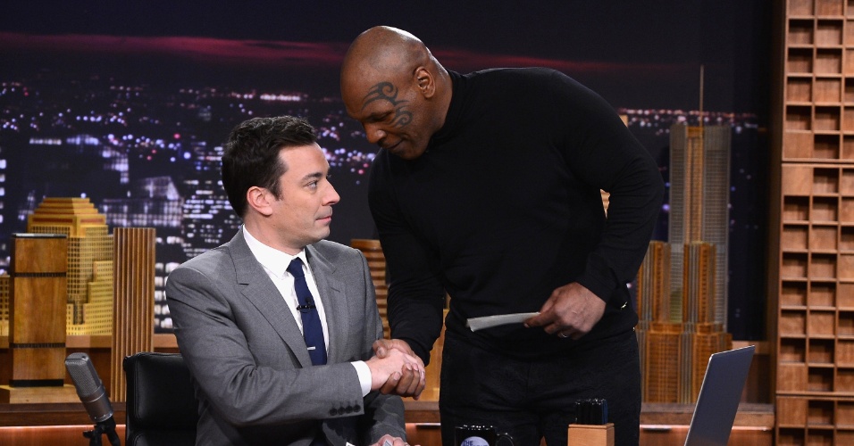 17.fev.2014 - Mike Tyson participa do "The Tonight Show" apresentado por Jimmy Fallon no Rockefeller Center, em Nova York