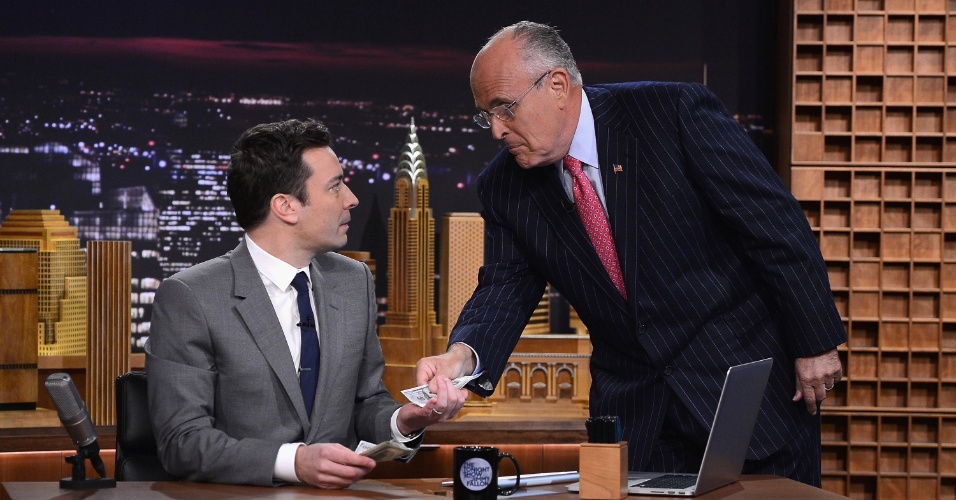 17.fev.2014 - Rudolph Giuliani visita o "The Tonight Show" apresentado por Jimmy Fallon no Rockefeller Center, em Nova York