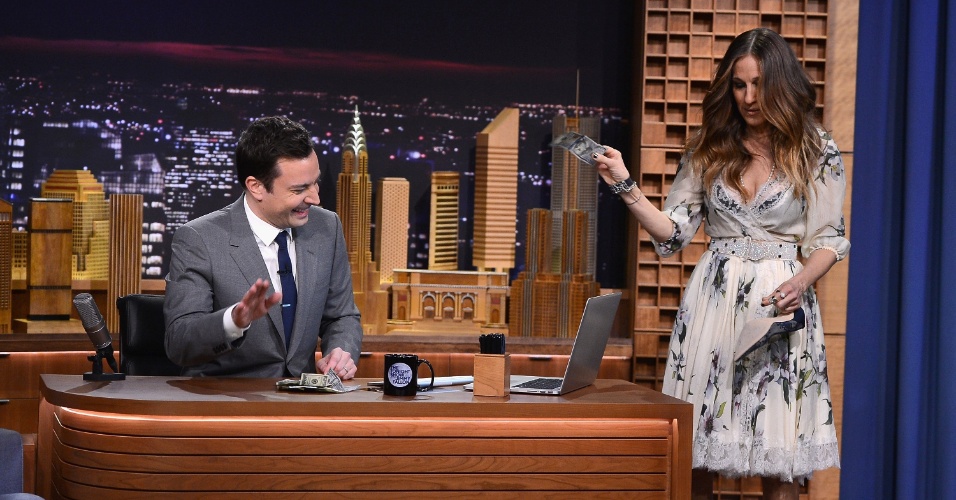 17.fev.2014 - Sarah Jessica Parker participa do visita "The Tonight Show" apresentado por Jimmy Fallon no Rockefeller Center, em Nova York