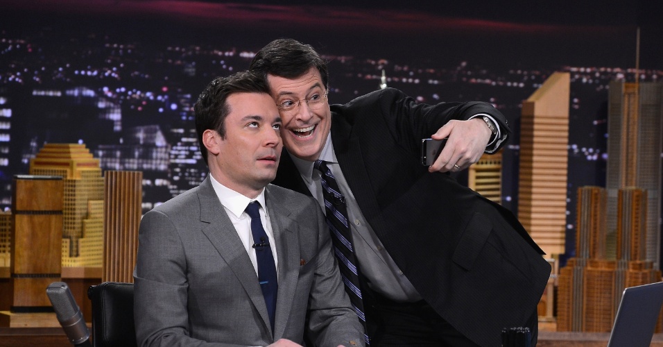 17.fev.2014 - Stephen Colbert visita o "The Tonight Show" apresentado por Jimmy Fallon no Rockefeller Center, em Nava York