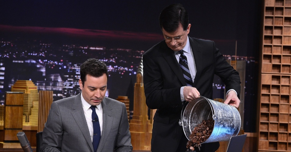 17.fev.2014 - Stephen Colbert visita o "The Tonight Show" apresentado por Jimmy Fallon no Rockefeller Center, em Nava York