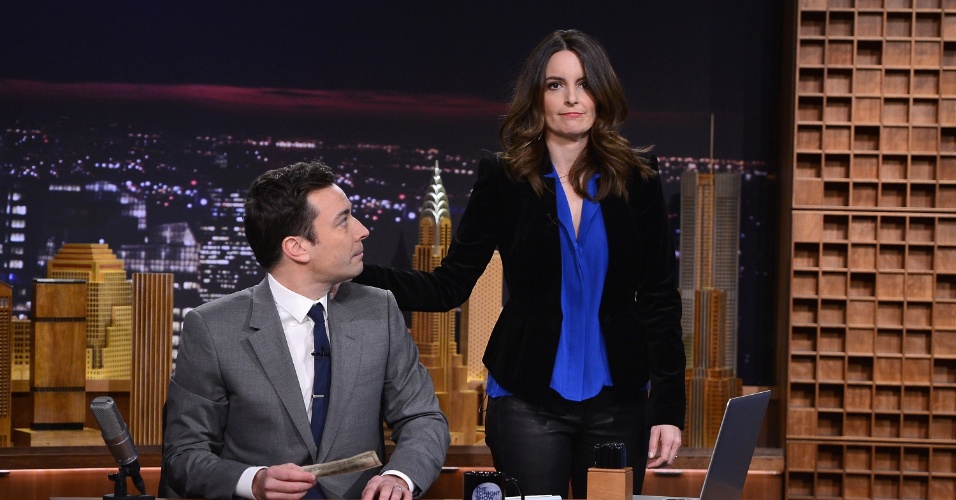 17.fev.2014 - Tina Fey visita o "The Tonight Show" apresentado por Jimmy Fallon no Rockefeller Center, em Nova York