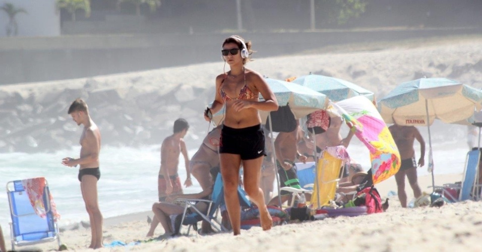18.fev.2013 - A noiva do jogador Ronaldo Nazário, a DJ Paula Morais, foi fotografada correndo na praia do Leblon, no Rio