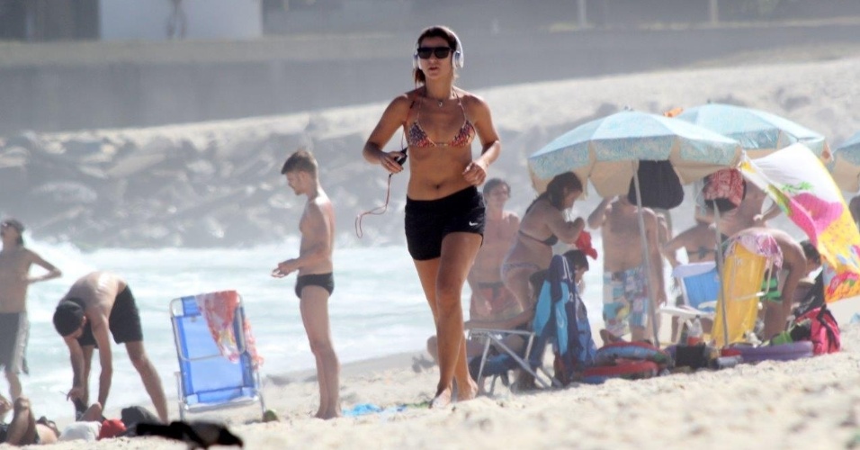 18.fev.2013 - A noiva do jogador Ronaldo Nazário, Paula Morais, corre na praia do Leblon, no Rio