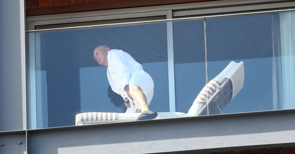 18.fev.2013 - Ainda de roupão, Michael Keaton é fotografado na sacada do hotel onde está hospedado na zona sul do Rio. O ator está na cidade para divulgar o filme "RobCop", de José Padilha