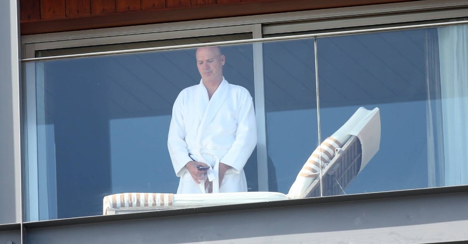 18.fev.2013 - Ainda de roupão, Michael Keaton é fotografado na sacada do hotel onde está hospedado na zona sul do Rio. O ator está na cidade para divulgar o filme "RobCop", de José Padilha