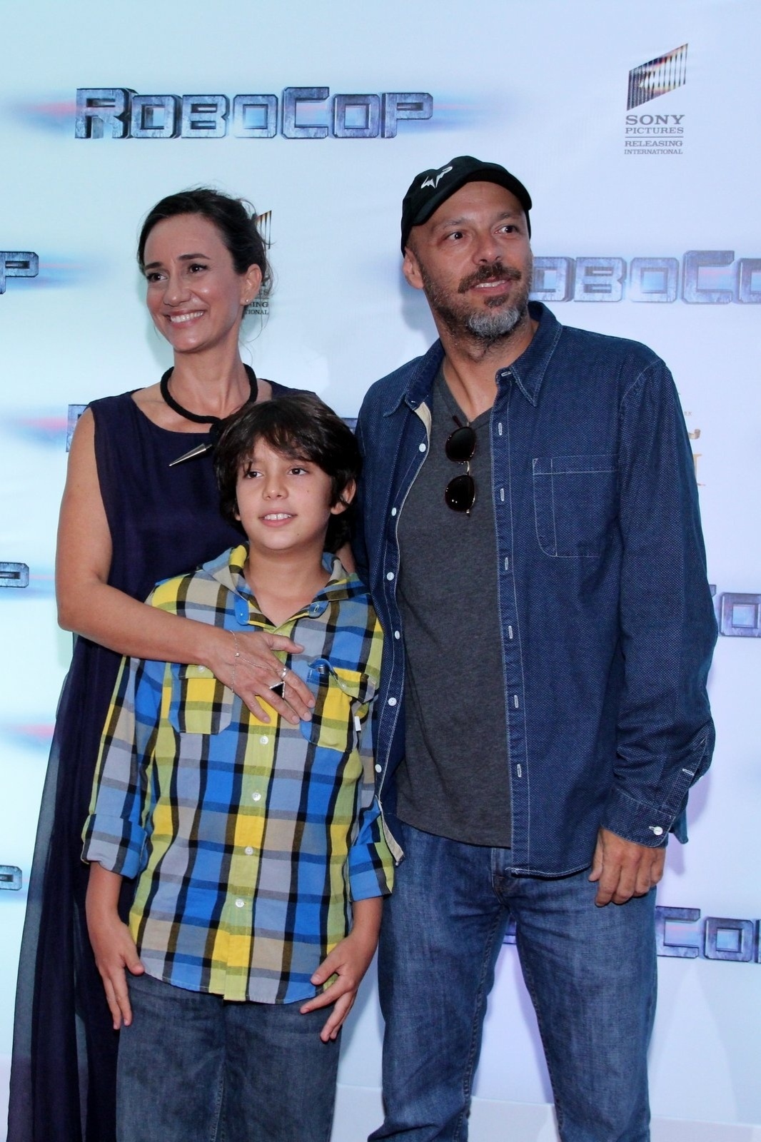 18.fev.2014 - O cineasta José Padilha junto com a mulher, Jô Rezende, e o filho Guilherme durante a pré-estreia com tapete vermelho de "Robocop", filme dirigido por ele - Alex Palarea/AgNews