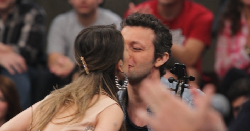 18.Fev.2014 - Sandy beija o marido no palco do "Altas Horas"