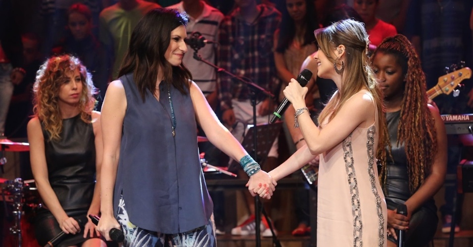 18.fev.2014 - Sandy se emociona ao cantar com Laura Pausini no "Altas Horas". A brasileira sempre declarou ser fã da italiana