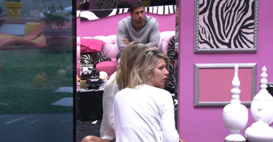 18.fev.2014 - Tatiele explica pra Franciele que o cabelo na escova não é dela