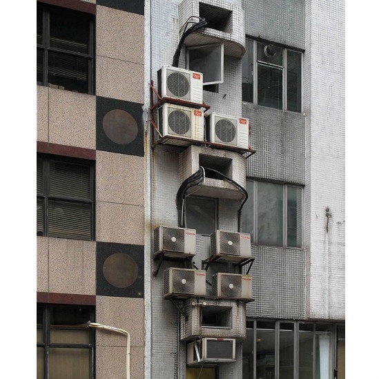 Com um olhar mais atento, é possível notar os pequenos detalhes e imperfeições dos prédios gigantes, como esta coleção de aparelhos de ar condicionado - Michael Wolf