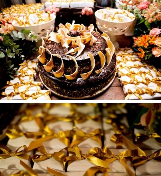 1º.fev.2014 - Detalhe do bolo de chocolate com biscuit de nozes do casamento de Giselle Itié e Emílio Dantas