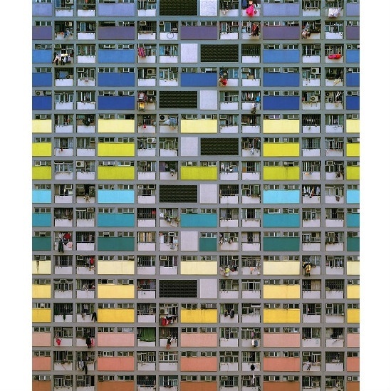 Em vez de receber um nome, cada imagem é numerada, refletindo o anonimato inerente a grandes cidades como Hong Kong - Michael Wolf