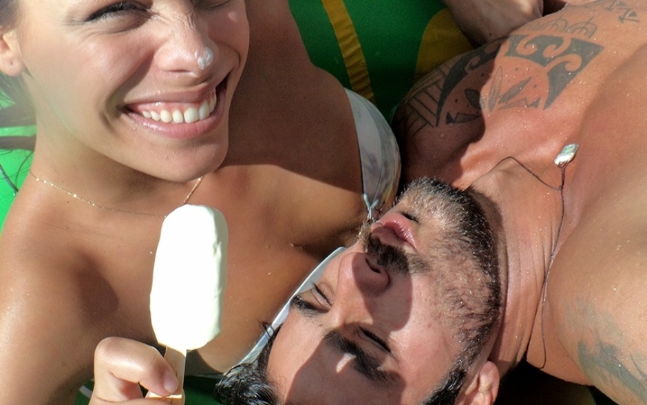 18.fev.2014 - Romance entre Franciele e Diego com direito a "biquinho" e nariz sujo de sorvete