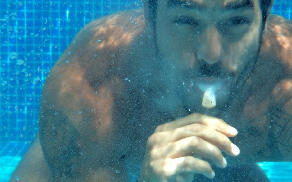 18.fev.2014 - Diego comprova que é possível tomar sorvete até debaixo d'água