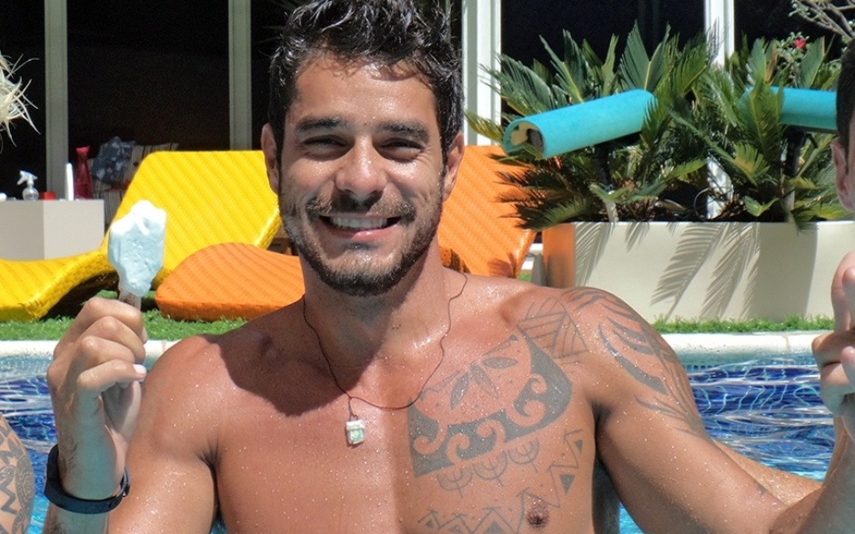 18.fev.2014 - Diego sorri com seu sorvete dentro da piscina