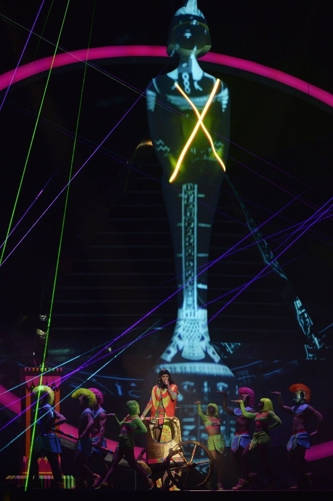 19.fev.2014 - A cantora Katy Perry se apresentou durante o prêmio Brit Awards 2014. Com figurino inteiro neon, ela cantou o seu novo hit "Dark Horse" - REUTERS/Toby Melville