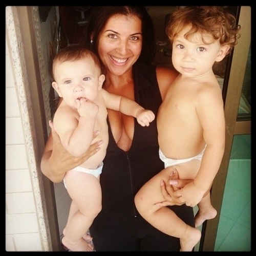19.fev.2014 - A ex-BBB Priscila Pires posa com seus filhos Gabriel, de 1 ano e 8 meses, e Pietro, de 5 meses